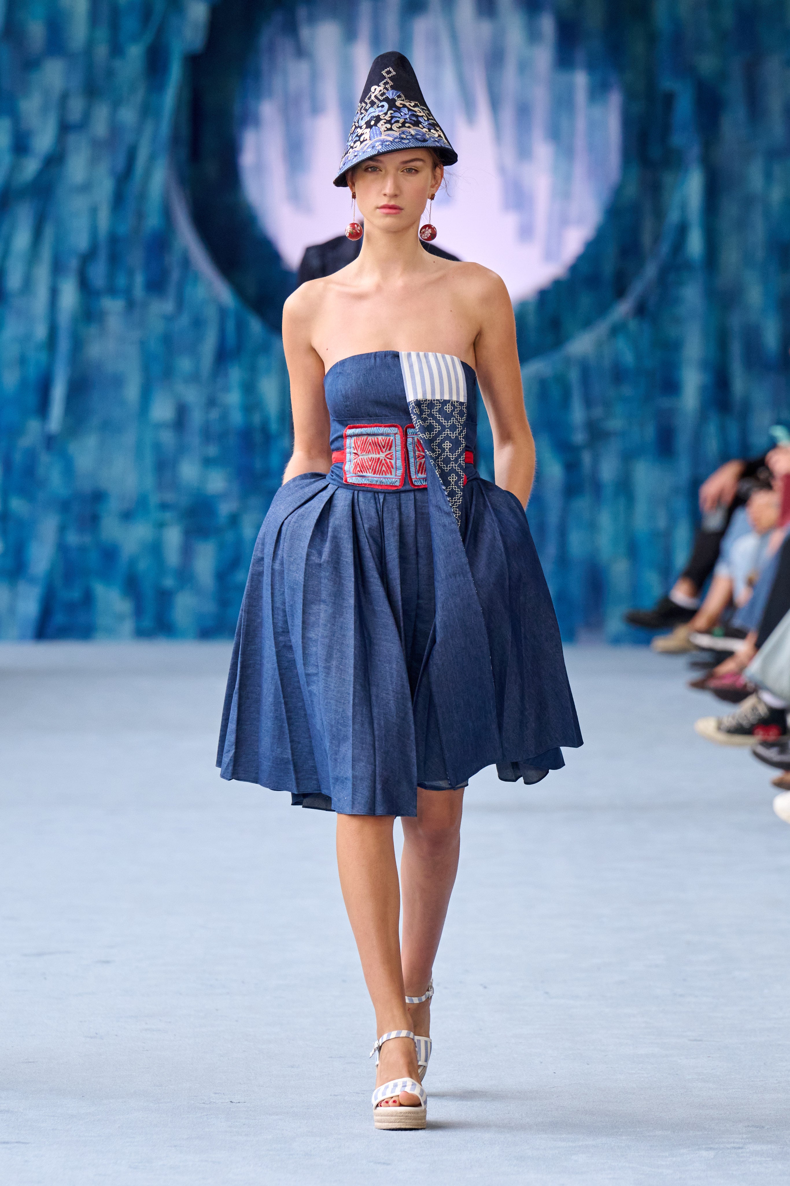 ABITO CHAMBRAY PLISSETTATO CON RICAMO COLORE BLU
