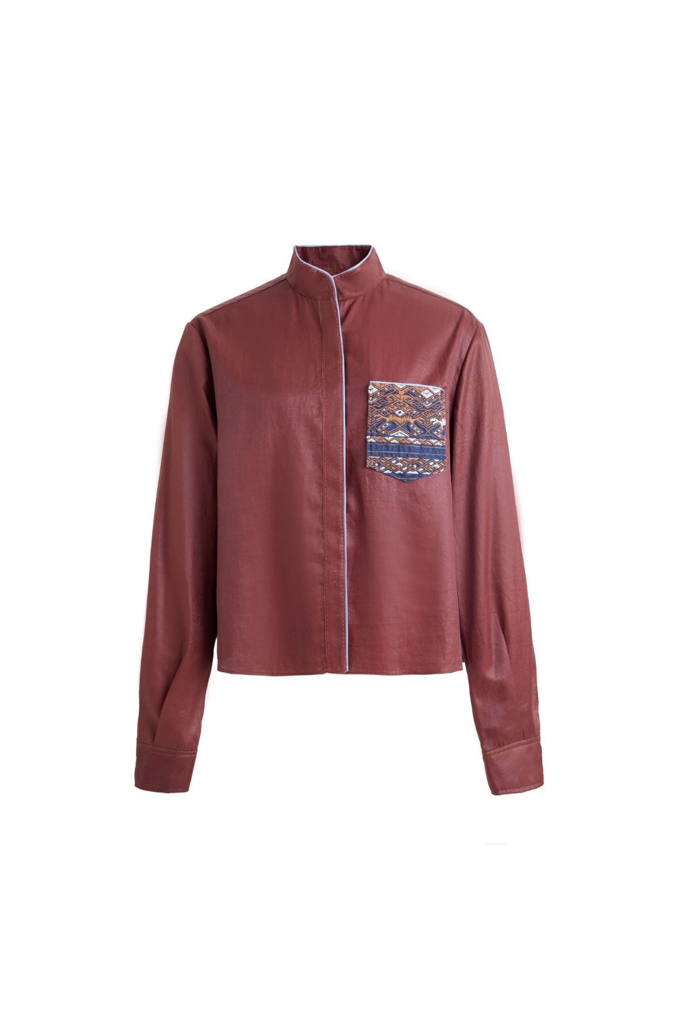 Hui Milano Xiangyun long-sleeved men’s shirt in silk-cotton blend with embroidered chest pocket and chain-stitched details on collar and placket, elegant and distinctive design, front view on white background.